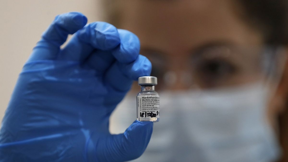 V Británii nedoporučují vakcínu od Pfizeru těžkým alergikům, hrozí jim anafylaktický šok